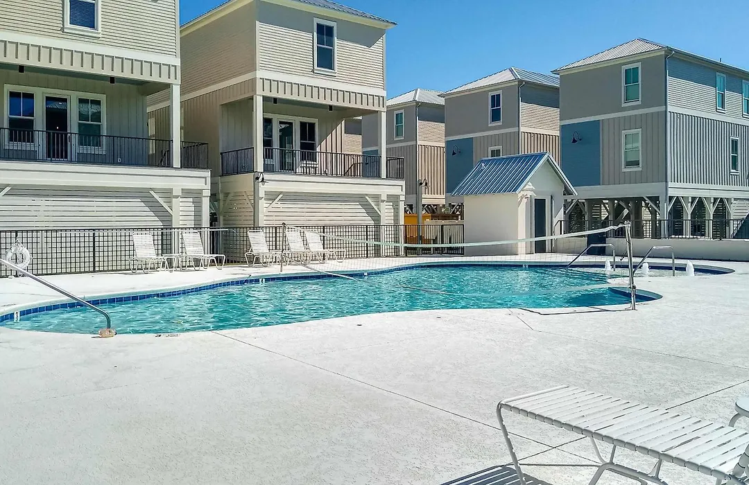 Luxurious Two-Story Cottage Near The Beach W A Full Kitchen & Shared Pool