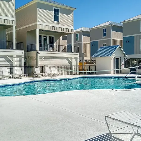 Luxurious Two-Story Cottage Near The Beach W A Full Kitchen & Shared Pool