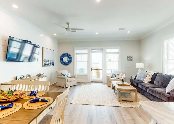 Luxurious Two-story Near The W A Full Kitchen & Shared Pool Holiday home