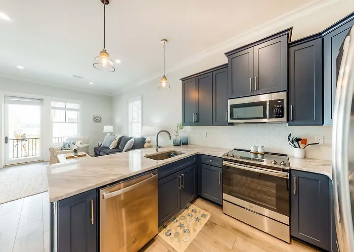 Luxurious Two-story Near The W A Full Kitchen & Shared Pool