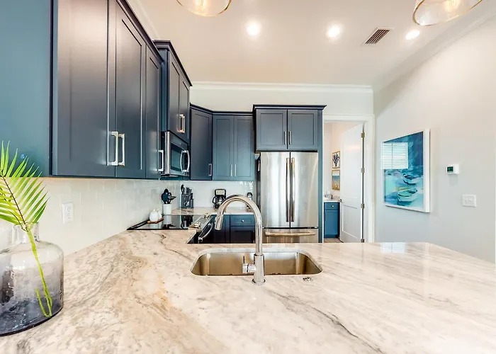 Holiday home Luxurious Two-story Near The W A Full Kitchen & Shared Pool