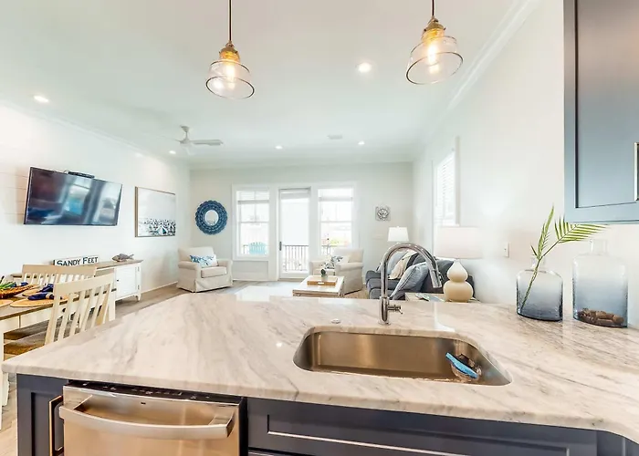 Luxurious Two-story Near The W A Full Kitchen & Shared Pool Holiday home *