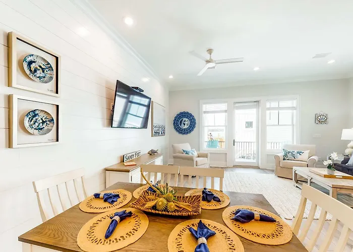Luxurious Two-story Near The W A Full Kitchen & Shared Pool Holiday home