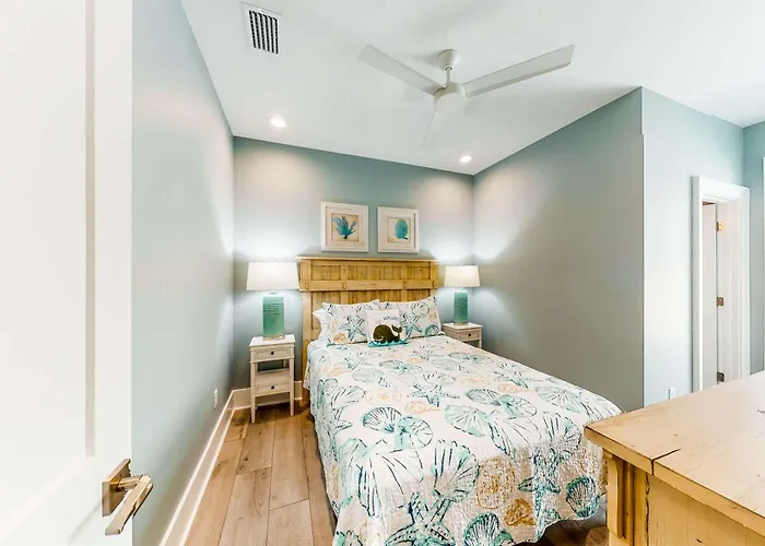 Luxurious Two-story Near The W A Full Kitchen & Shared Pool Holiday home *