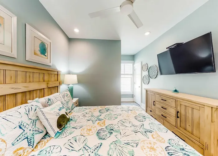 Luxurious Two-story Near The W A Full Kitchen & Shared Pool