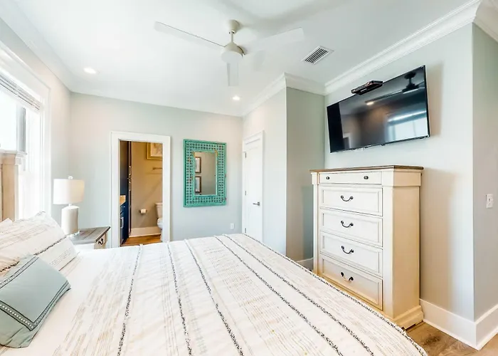 Luxurious Two-story Near The W A Full Kitchen & Shared Pool