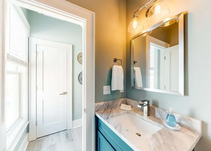 Luxurious Two-story Near The W A Full Kitchen & Shared Pool