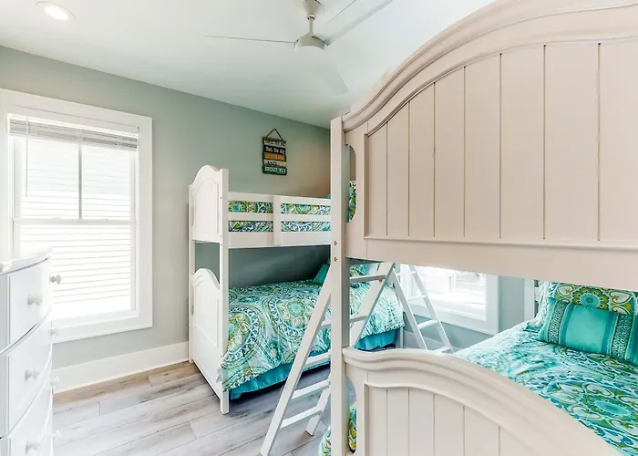 Luxurious Two-story Near The W A Full Kitchen & Shared Pool *