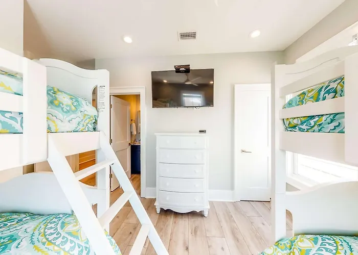 Luxurious Two-story Near The W A Full Kitchen & Shared Pool *