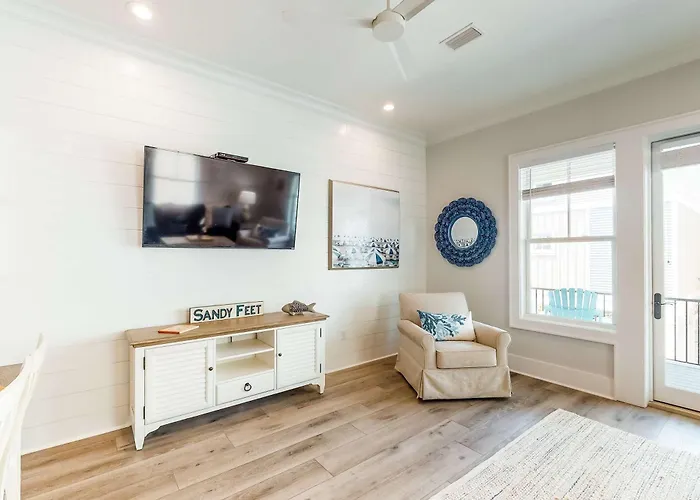 Luxurious Two-story Near The W A Full Kitchen & Shared Pool Holiday home