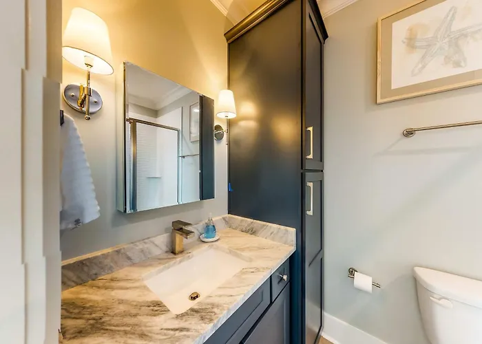 Luxurious Two-story Near The W A Full Kitchen & Shared Pool Holiday home