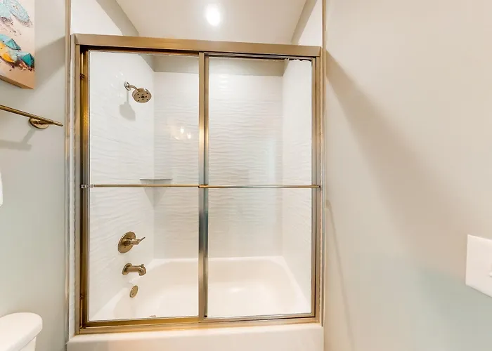 Luxurious Two-story Near The W A Full Kitchen & Shared Pool *
