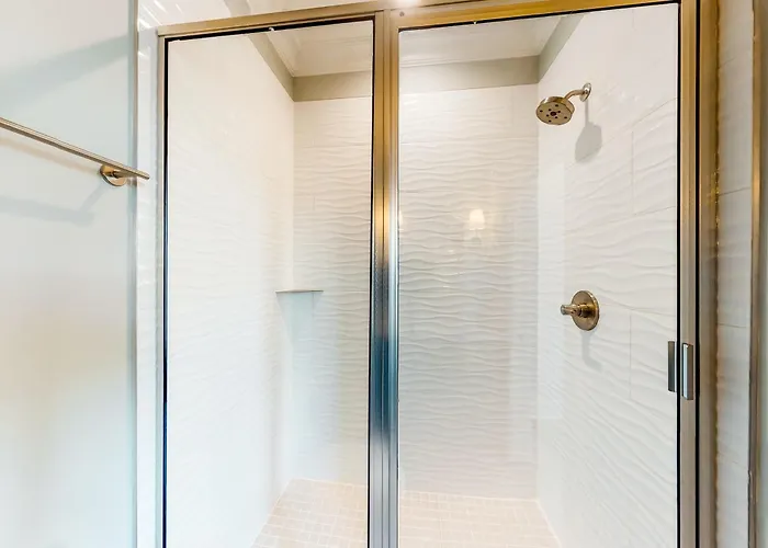 Luxurious Two-story Near The W A Full Kitchen & Shared Pool *