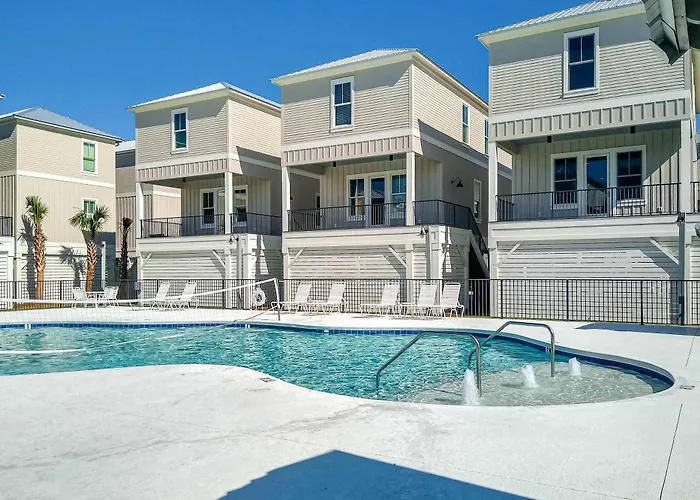 Luxurious Two-story Near The W A Full Kitchen & Shared Pool Holiday home